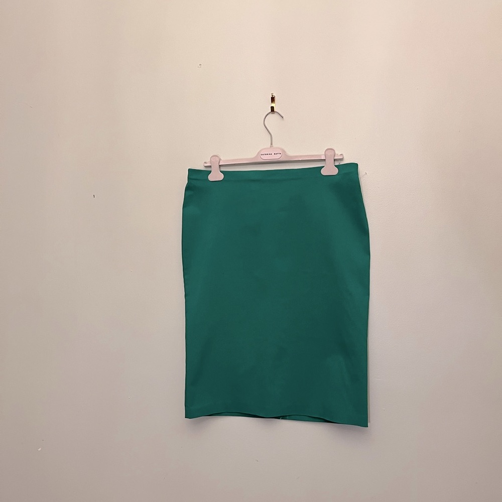 Linda Mathews women skirt size L waist 35 inches, hips 20 inches across.
